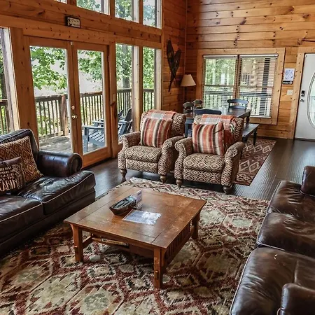 4Br Cabin, Mountain View, Hot Tub, And Deck!